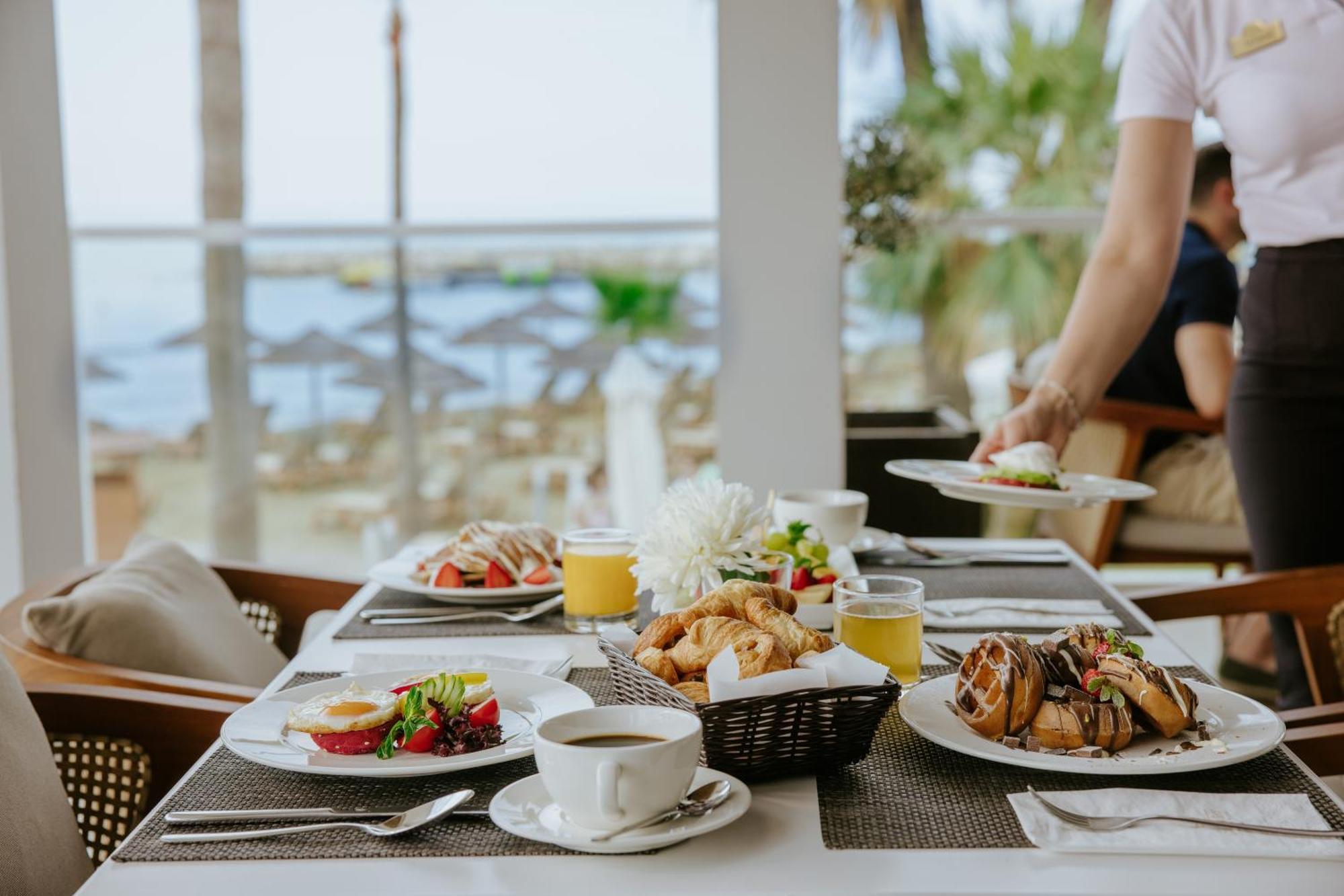 Golden Bay Beach Hotel Larnaca Eksteriør billede